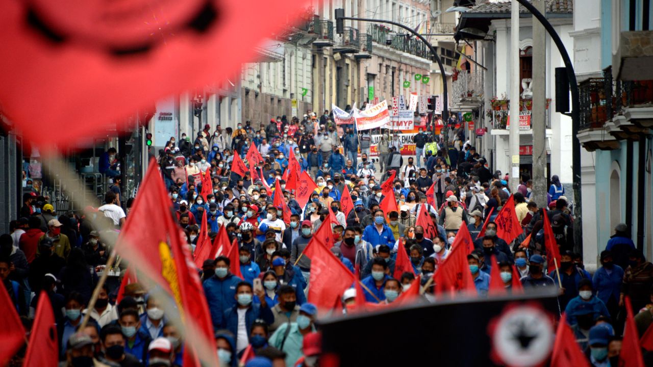 Miembros del Frente Unitario de Trabajadores (FUT), el principal sindicato de Ecuador, marchan contra el gobierno del presidente Guillermo Lasso, por el aumento del precio de los combustibles, en Quito. | Foto:Rodrigo Buendia / AFP