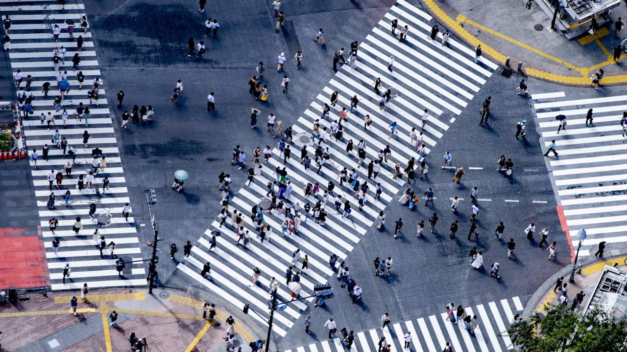 Vista aérea de personas caminando por una calle en Tokio, Japón. | Foto:Xinhua / Utrecht Robin / Abaca / ZUMAPRESS