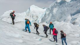 Trekking en los glaciares, caminatas por la montaña, un poco de historia y navegación, parte de la oferta de agosto en la provincia de Santa Cruz.