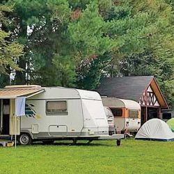 Clásica casa rodante en un cómodo camping.