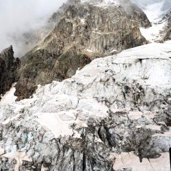 En la foto se ve a un alpinista en el balcón del refugio Boccalatte en el glaciar Planpincieux en Courmayeur, región de los Alpes, en elnoroeste de Italia. | Foto:Marco Bertorello / AFP