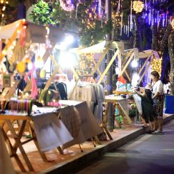 En la foto se ven personas comprando en el distrito artístico Yangtze River 180 en la ciudad de Hefei, en la provincia oriental china de Anhui. | Foto:Xinhua / Xie Chen