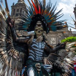 Indígenas participan en la celebración del 500 aniversario del último día de dominio ante la caída de Tenochtitlan ante los españoles en la plaza del Zócalo de la Ciudad de México. | Foto:Claudio Cruz / AFP