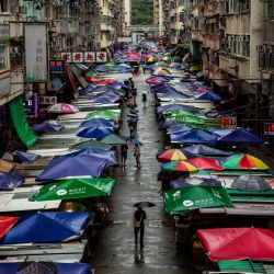 La gente camina por los mercados del distrito de Mong Kok de Hong Kong. | Foto:Isaac Lawrence / AFP