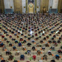 Musulmanes participan en las oraciones congregacionales con medidas de distanciamiento social debido a la pandemia del Covid-19 en una mezquita en Surabaya. | Foto:Juni Kriswanto / AFP