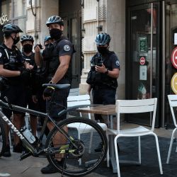 Policías frente a un restaurante de comida rápida durante las operaciones de control de la tarjeta sanitaria en Burdeos, suroeste de Francia. | Foto:Philippe Lopez / AFP