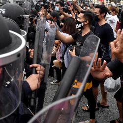Manifestantes pro-democracia se enfrentan a la policía antidisturbios durante una protesta que pide la dimisión del primer ministro Prayut Chan-O-Cha por la gestión del gobierno tailandés de la crisis del coronavirus Covid-19 y el cambio de la legislación actual, en Bangkok. | Foto:Lillian Suwanrumpha / AFP