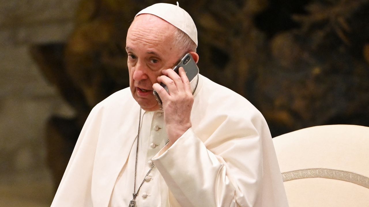 El Papa Francisco habla por teléfono durante su audiencia general semanal el aula Pablo VI del Vaticano. | Foto:Andreas Solaro / AFP