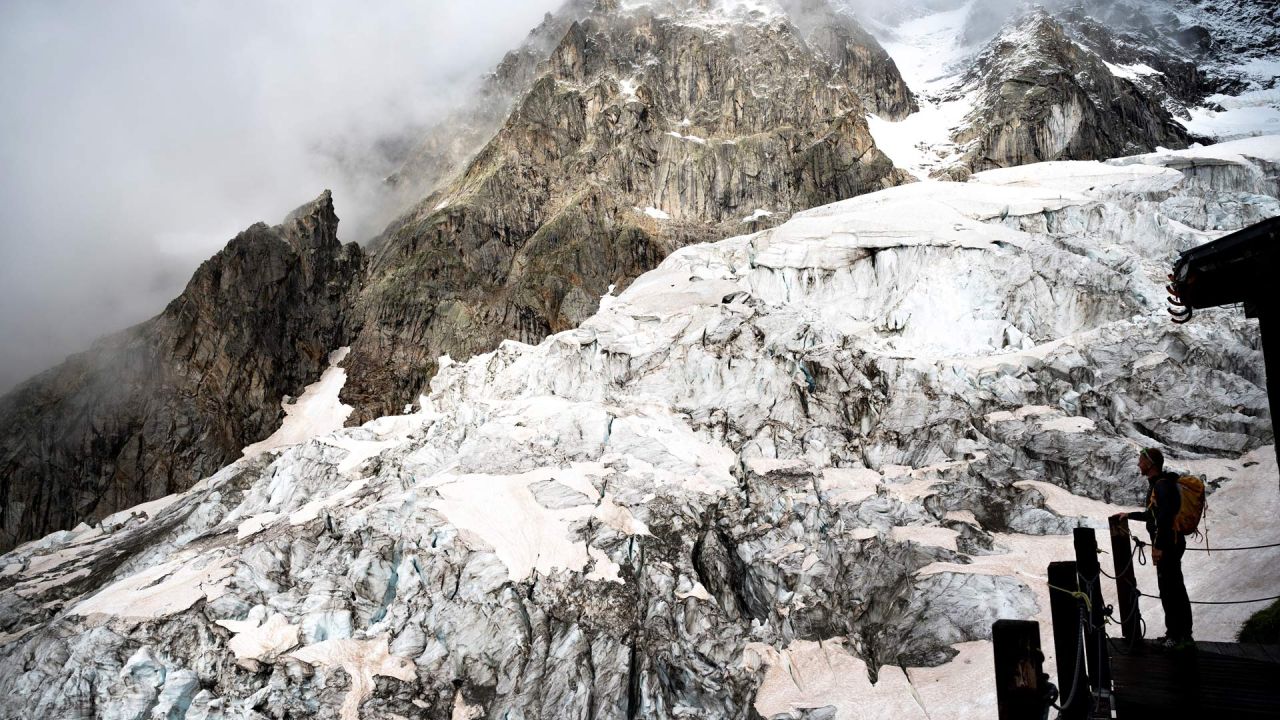 En la foto se ve a un alpinista en el balcón del refugio Boccalatte en el glaciar Planpincieux en Courmayeur, región de los Alpes, en elnoroeste de Italia. | Foto:Marco Bertorello / AFP