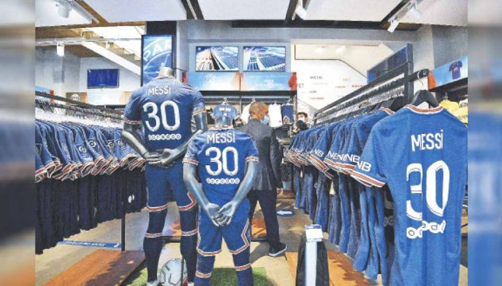 Los comercios parisinos de venta de camisetas colapsaron. Las originales de Messi se venden entre 112 y 180 dólares. El furor por Leo es mayor al que había provocado Neymar.