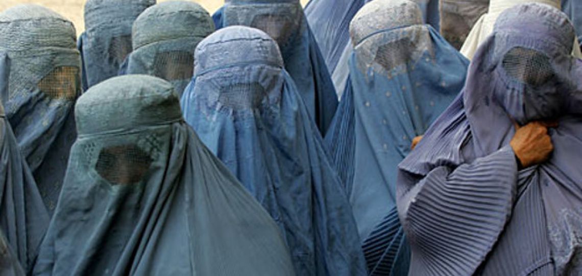 Afganistán: imponen velo obligatorio para mujeres y desata rechazo mundial