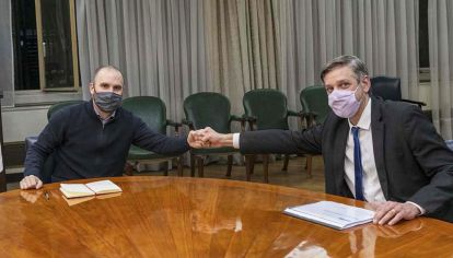 Equipo. Guzmán saludó al ex secretario de Finanzas, Mariano Sardi, que dejó el cargo el lunes.