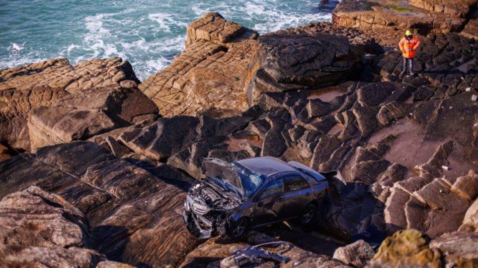 El auto entre las rocas de Playa Chica, en Mar del Plata. 15/08/2021