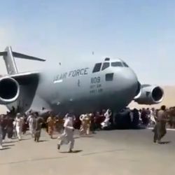 Miles de afganos intentan huir de Kabul colgándose de aviones norteamericanos | Foto:Captura de pantalla