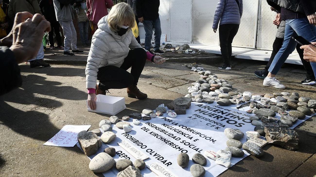 convocan a llevar una piedra a la Quinta de Olivos el 16 de agosto por cada muerto de Covid-19