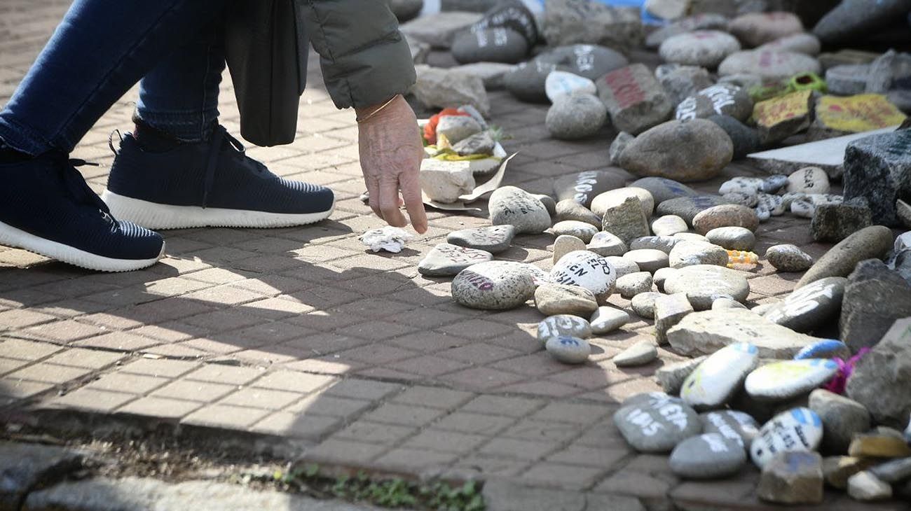 convocan a llevar una piedra a la Quinta de Olivos el 16 de agosto por cada muerto de Covid-19