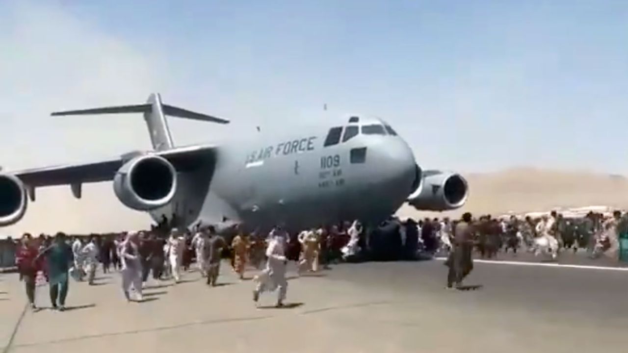 Miles de afganos intentan huir de Kabul colgándose de aviones norteamericanos | Foto:Captura de pantalla
