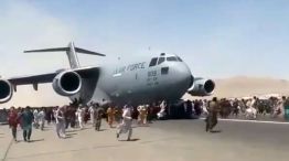 Miles de afganos intentan huir de Kabul colgándose de aviones norteamericanos