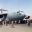 Miles de afganos intentan huir de Kabul colgándose de aviones norteamericanos