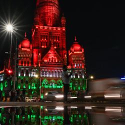 El edificio de la corporación municipal de Bombay se ve iluminado con los colores de la bandera nacional de la India en la víspera de las celebraciones del 75º Día de la Independencia del país en Bombay. | Foto:Punit Paranjpe / AFP