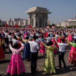 Estudiantes realizan una danza grupal en una plaza cerca del Arco del Triunfo mientras Corea del Norte celebra su 76º Día de la Liberación Nacional, que conmemora el fin del dominio colonial japonés al final de la Segunda Guerra Mundial, en Pyongyang. | Foto:Kim Won Jin / AFP