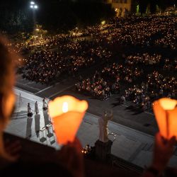 Los peregrinos participan en la procesión mariana de las antorchas en Lourdes para celebrar la asunción de la Virgen María. | Foto:Fred Scheiber / AFP