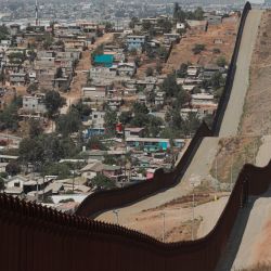 Vista del muro fronterizo entre Estados Unidos y México en Otay Mesa, California. - Un número  | Foto:Sandy Huffaker / AFP
