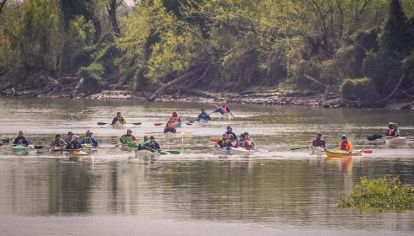 50 kayakistas partieron de Rosario hasta Ciudad de Buenos Aires por el Río Paraná por la Ley de Humedales.