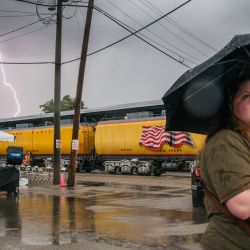 Una mujer espera, en medio de una tormenta, para ver el Big Boy nº 4014 a su llegada en Houston, Texas. La locomotora llegó a Houston durante una gira por el Medio Oeste en conmemoración del 150 aniversario de Union Pacific. | Foto:Brandon Bell / Getty Images / AFP