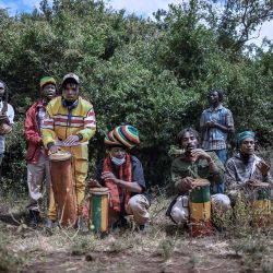 Adherentes de la secta rastafari, conocida como la Sociedad Rastafari de Kenia, participan en un canto meditativo  | Foto:Tony Karumba / AFP