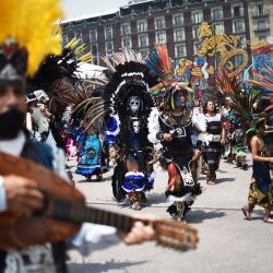 Indígenas participan en la celebración del 500 aniversario del último día de dominio antes de la caída de Tenochtitlan ante los españoles en la plaza del Zócalo en la Ciudad de México. | Foto:Rodrigo Arangua / AFP