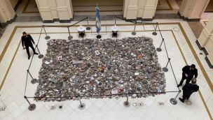 Piedras en memoria de los fallecidos por la Pandemia colocadas en el Salón de los Patriotas, Casa Rosada
