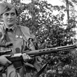 Cuando Hitler lanzó la Operación Barbarroja en junio de 1941, Lyudmila siente la llamada del deber y se presenta como voluntaria en el Ejército Rojo.