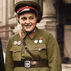 En 1943, Lyumila Pavlichenko, recibió el título de héroe de la Unión Soviética.