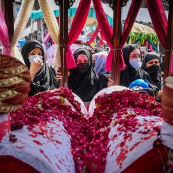 Devotos musulmanes chiíes participan en la procesión de la Ashura en Lahore, para conmemorar la muerte del imán Hussein, nieto del profeta Mahoma. | Foto:Arif Ali / AFP