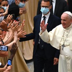 El Papa Francisco saluda a los fieles durante su audiencia general semanal en el aula Pablo VI del Vaticano. | Foto:Alberto Pizzoli / AFP