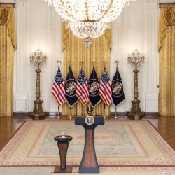 El Presidente de los Estados Unidos, Joe Biden, se aleja del atril después de pronunciar un discurso sobre la respuesta al COVID-19 y el programa de vacunación en la Sala Este de la Casa Blanca en Washington, DC. | Foto:Anna Moneymaker / Getty Images / AFP 