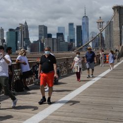 La gente camina por el puente de Brooklyn desde Manhattan en la ciudad de Nueva York. | Foto:Angela Weiss / AFP