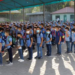 Estudiantes forman una fila para asistir a la escuela en el primer día del nuevo año escolar, en la Ciudad de Gaza. | Foto:Xinhua / Rizek Abdeljawad