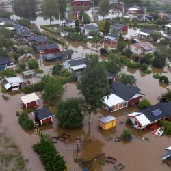 Una vista aérea muestra casas en una zona residencial inundada en Sodra Kungsvagen en Gavle, Suecia, tras las fuertes lluvias. | Foto:Fredrik Sandberg / Agencia de Noticias TT / AFP