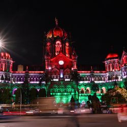 La terminal ferroviaria Chatrapati Shivaji se ve iluminada con los colores de la bandera nacional de la India en la víspera de las celebraciones del 75º Día de la Independencia del país en Mumbai. | Foto:Punit Paranjpe / AFP