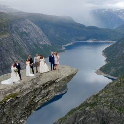 Las parejas de novios posan después de su ceremonia de boda en la formación rocosa de Trolltunga de Ullensvang, en el condado de Vestland, Noruega. | Foto:Åse Marie Evjen / Trolltunga AS / NTB / AFP
