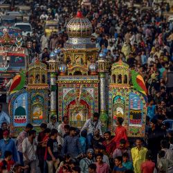 Musulmanes suníes participan en una procesión religiosa en Krachi para conmemorar la muerte del imán Hussein, nieto del profeta Mahoma. | Foto:Asif Hassan / AFP