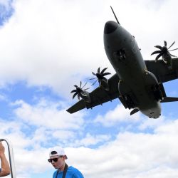 Un avión de transporte Airbus A400M de la Real Fuerza Aérea se prepara para aterrizar en RAF Brize Norton, sur de Inglaterra. - El primer ministro británico, Boris Johnson, ha evacuado a más de 2.000 afganos en los últimos días. | Foto:Justin Tallis / AFP