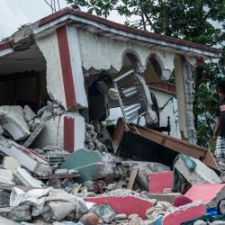 Una casa destruida como resultado del terremoto en Camp-Perrin, Haití. | Foto:Reginald Louissaint Jr / AFP