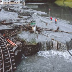 Una vista general muestra los destrozos tras las inundaciones en Wald im Pinzgau, cerca de Salzburgo, Austria. | Foto:JFK / varias fuentes / AFP