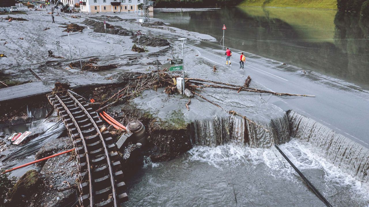 Una vista general muestra los destrozos tras las inundaciones en Wald im Pinzgau, cerca de Salzburgo, Austria. | Foto:JFK / varias fuentes / AFP