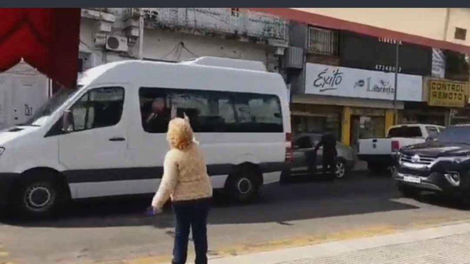 mujer "saluda" a Alberto Fernández 20210819