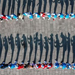 Esta foto aérea muestra a personas bailando en un parque en Shenyang, en la provincia nororiental china de Liaoning. | Foto:STR / AFP