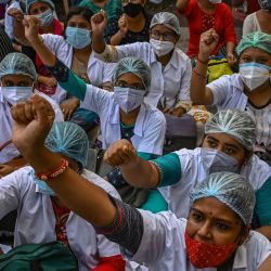 Enfermeras de varios hospitales públicos realizan una manifestación para exigir mejores instalaciones cerca de un hospital en Calcuta. | Foto:Dibyangshu Sarkar / AFP